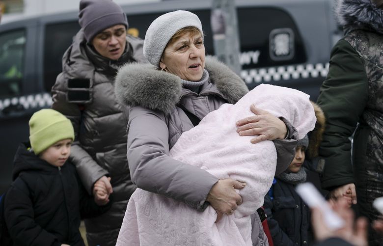 Refugees fleeing the Russian invasion of Ukraine walk across the border in Medyka, Poland, March 4, 2022. (Erin Schaff/The New York Times) XNYT116 XNYT116
