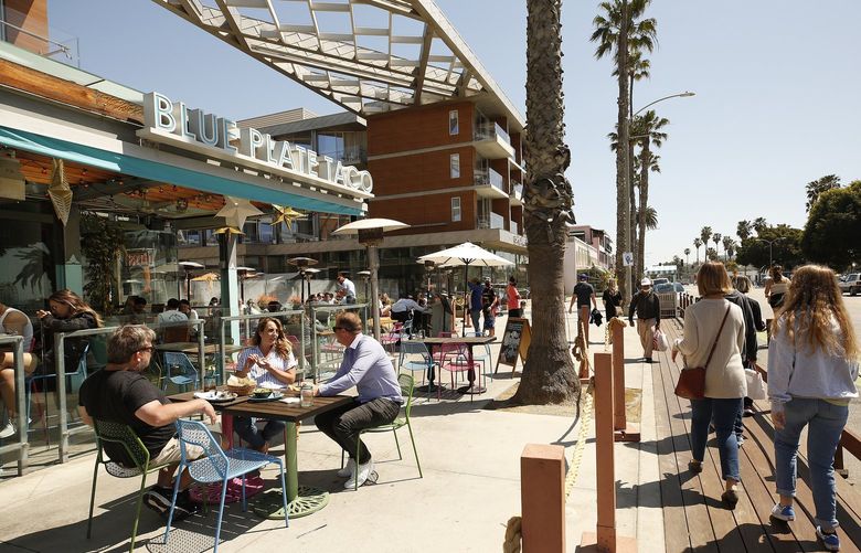 People dining at Blue Plate Taco in Santa Monica, California, as people take advantage of the warm weather during the COVID-19 Spring break in Southern California on March 29, 2021. (Al Seib/Los Angeles Times/TNS) 41961405W 41961405W
