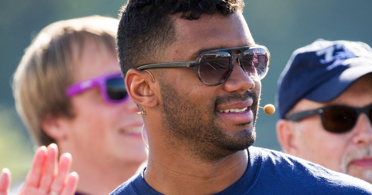 Alaska Airlines to allow jersey-wearing Russell Wilson fans to cut lines –  KIRO 7 News Seattle