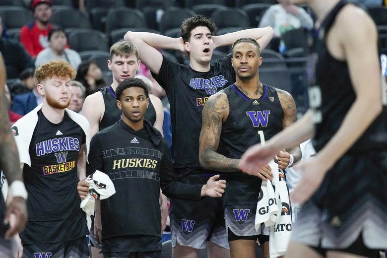 Washington players react as they trail Southern California during the second half. (John Locher / AP)
