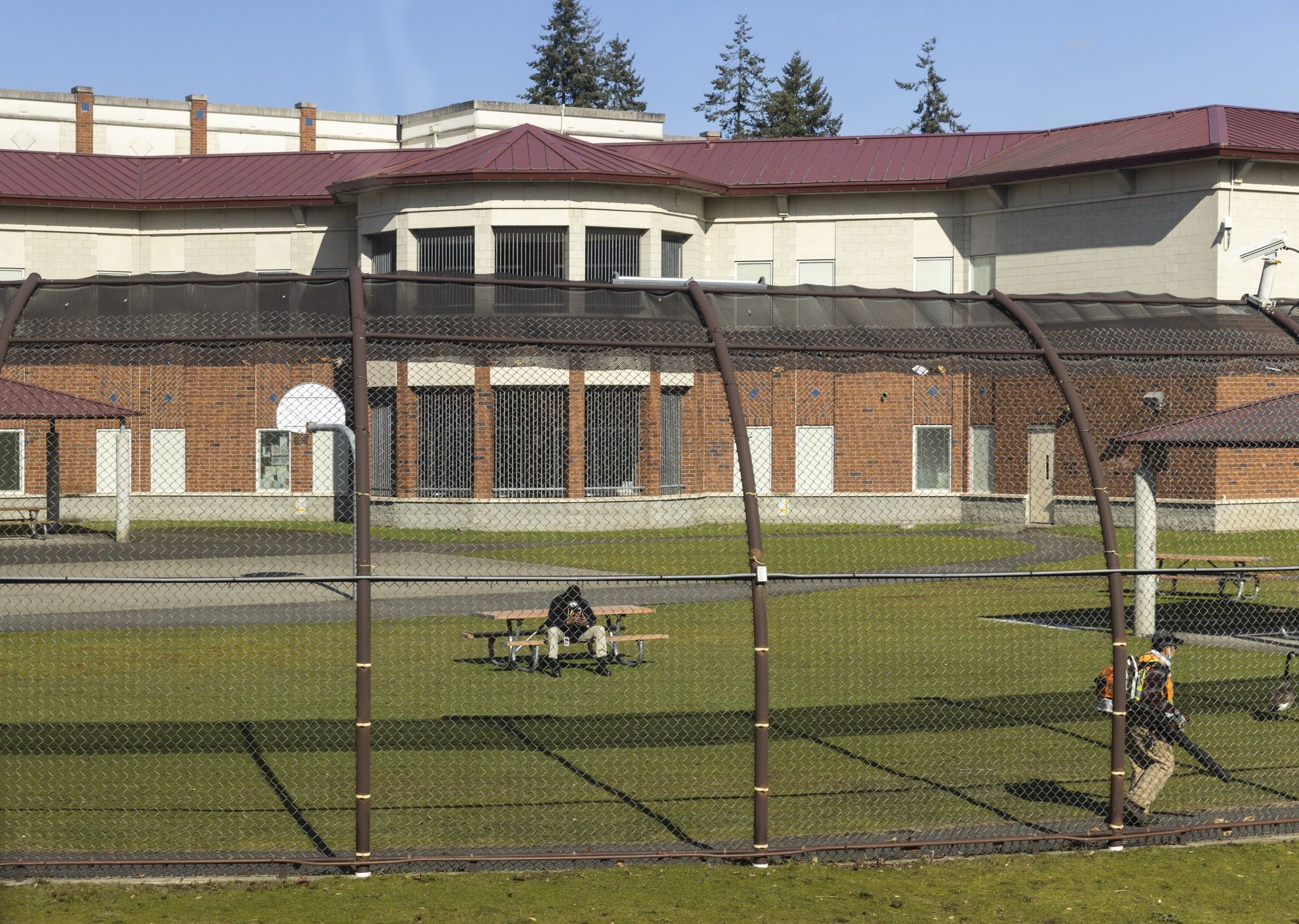 Two men escape from psychiatric hospital