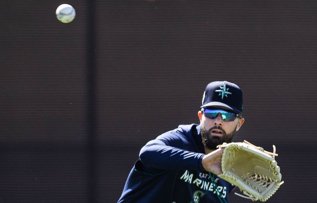 Mariners' Jesse Winker Apologizes for Flipping Off Fans After