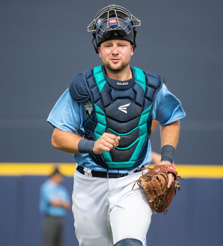 Photo gallery: Mariners pitchers and catchers hit the field at spring  training - Seattle Sports