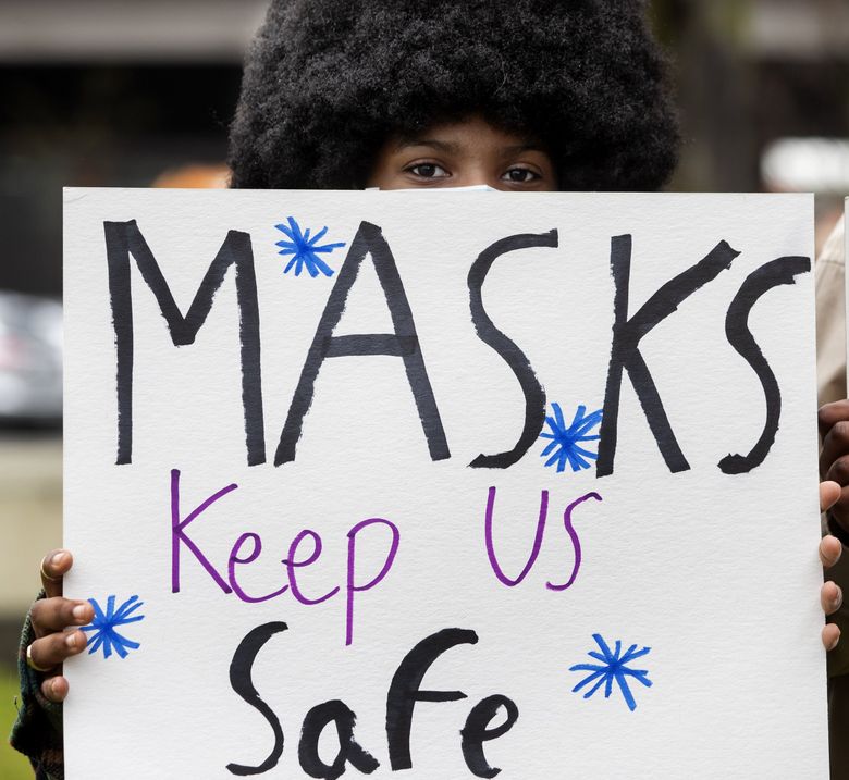 17 岁的 Uriah Turner 是富兰克林高中的一名大四学生，周一在西雅图公立学校总部外的一次集会上抗议取消口罩要求。 （肯兰伯特/西雅图时报）