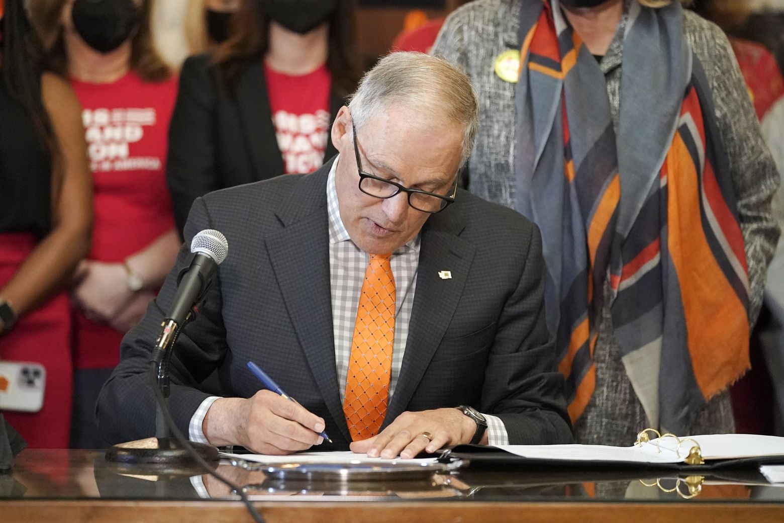 WA Gov. Inslee signs new firearms regulations into law, including limits on  sale of gun magazines | The Seattle Times