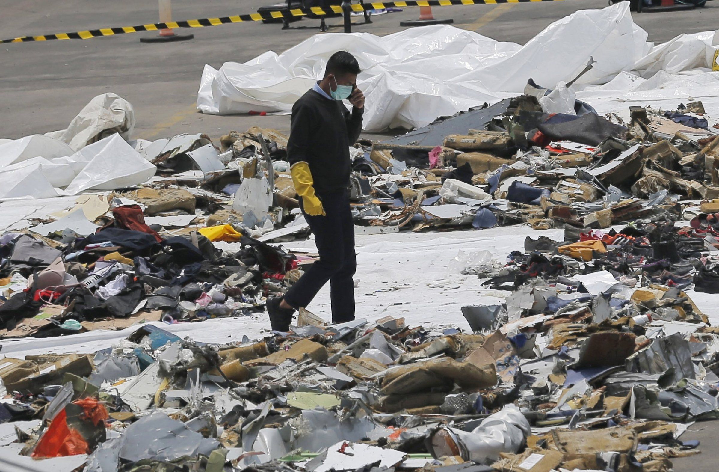 ティッシュ Why was the 737 MAX allowed to fly after the first deadly crash