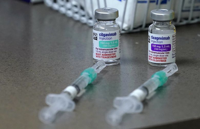 2022 年 1 月 20 日星期四，在西雅图华盛顿大学医学诊所的桌子上，装有两剂阿斯利康 (AstraZeneca) 的 Evusheld 的瓶子和注射器，这是实验室培养的第一组预防 COVID-19 的抗体。 该药物应该可以为无法制造自己的病毒战士的免疫受损患者提供六个月的 COVID-19 保护。 （美联社照片/Ted S. Warren）