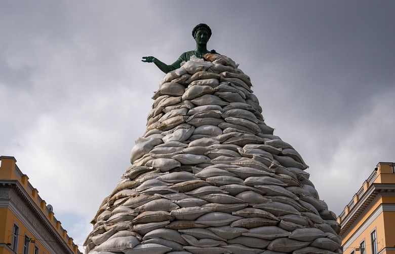 Volunteers put sandbags around the monument to the Duke of Richelieu for protection from a possible Russian attack on the city of Odessa, Ukraine, on March 10. MUST CREDIT: Washington Post photo by Salwan Georges.