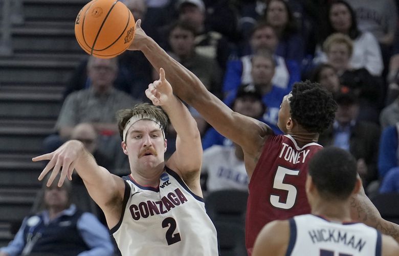 Gonzaga forward Drew Timme (2) passes the ball against Arkansas guard Au’Diese Toney (5) during the second half of a college basketball game in the Sweet 16 round of the NCAA tournament in San Francisco, Thursday, March 24, 2022. (AP Photo/Tony Avelar) CAJC142 CAJC142