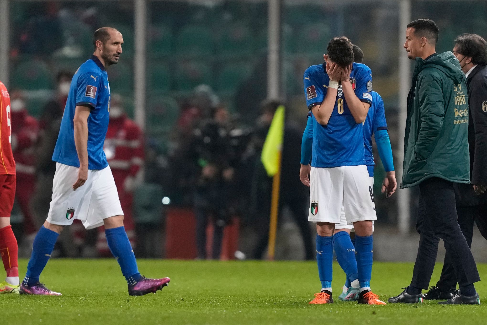 Isak Hien of Atalanta Bc looks on during the Serie A football match  beetween Atalanta Bc and Ac Milan at New Balance Stadium on October 28,  2025 in Bergamo, Italy Stock Photo - Alamy, image size:2040x1360