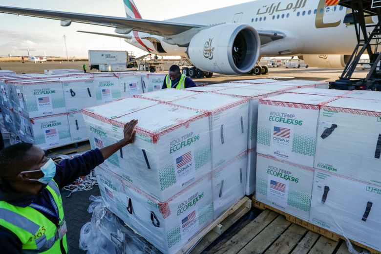 文件 - 2021 年 8 月 23 日，一名机场工作人员在抵达肯尼亚内罗毕机场后，站在美国政府通过 COVAX 设施捐赠的 Moderna 冠状病毒疫苗盒旁边。Moderna 与肯尼亚政府签署了谅解备忘录该公司表示，2022 年 3 月 7 日星期一，这家制药商在非洲的第一个 mRNA 疫苗生产设施。 （美联社照片/Brian Inganga，档案）