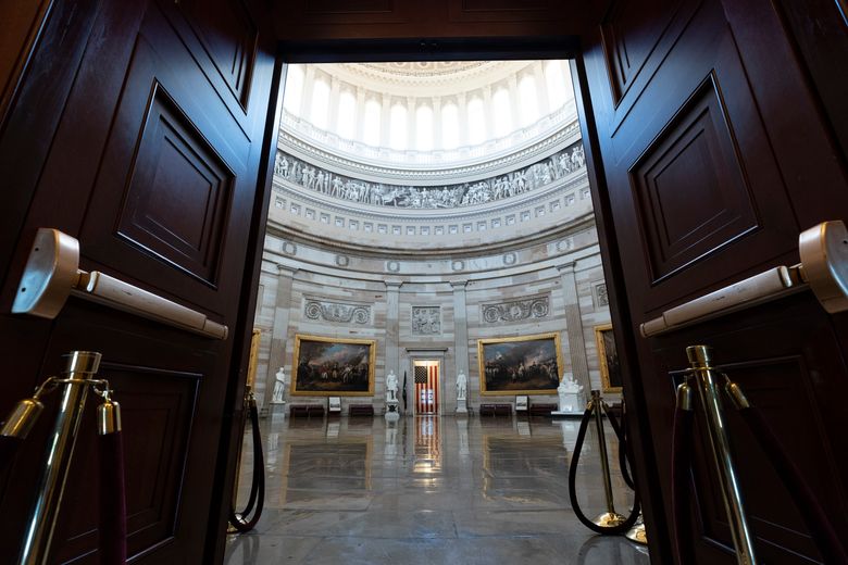 华盛顿特区国会大厦圆形大厅将于 2021 年 6 月 30 日举行。国会官员周三表示，国会大厦将于周一重新向公众开放，为提前注册的有限人群提供导游服务，这是在大流行引发两年后停止此类访问。 （亚历克斯布兰登/美联社，档案）
