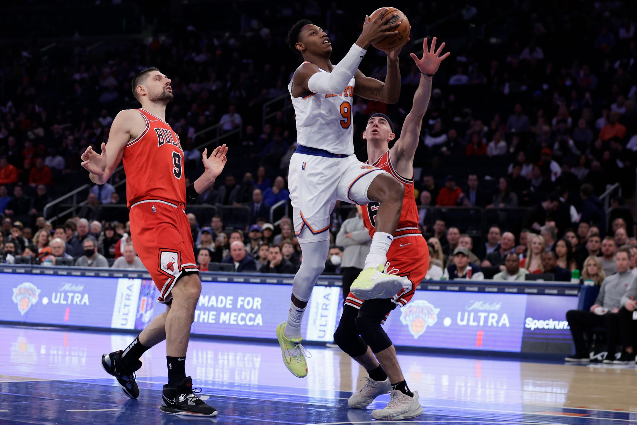 Bulls end Rose era, send him to Knicks