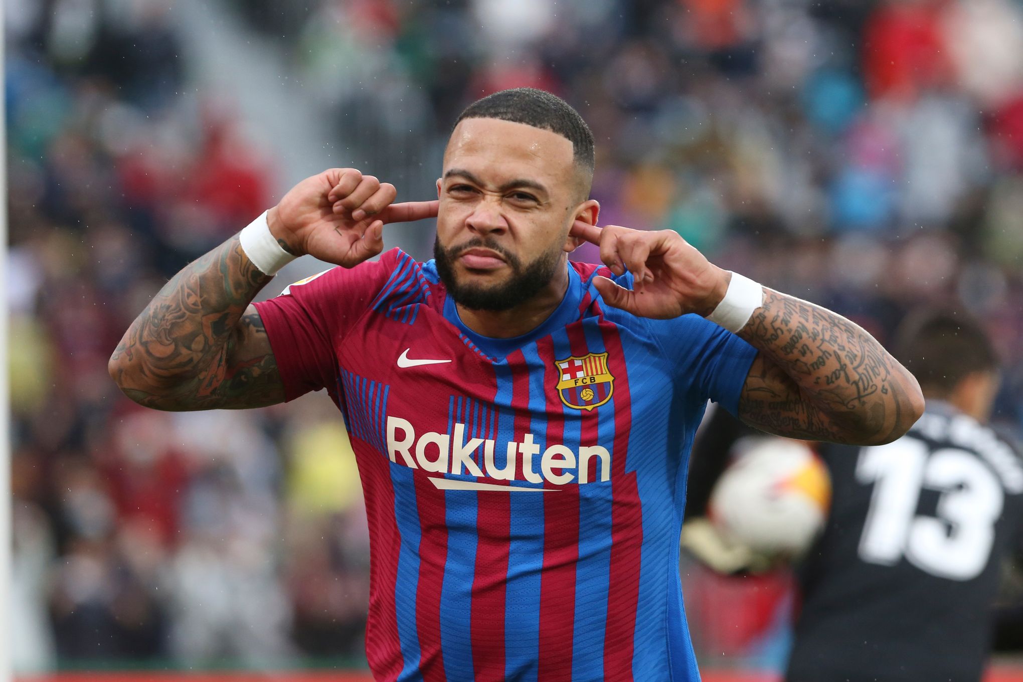 Memphis Depay scores the winner for Barcelona in the 84th minute