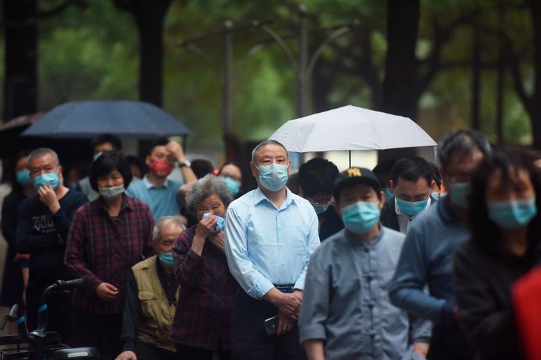2022 年 3 月 15 日，星期二，中国东部浙江省杭州市的居民排队接受 COVID-19 测试。周二，中国新的 COVID-19 病例比前一天增加了一倍多，因为它面临着自新冠肺炎疫情初期以来最大的一次爆发大流行病。 （通过美联社Chinatopix）
