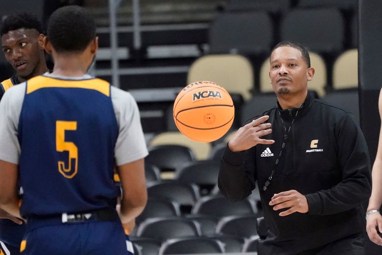 South Carolina hires 2 assistants, F Bryant off to NBA | The Seattle Times