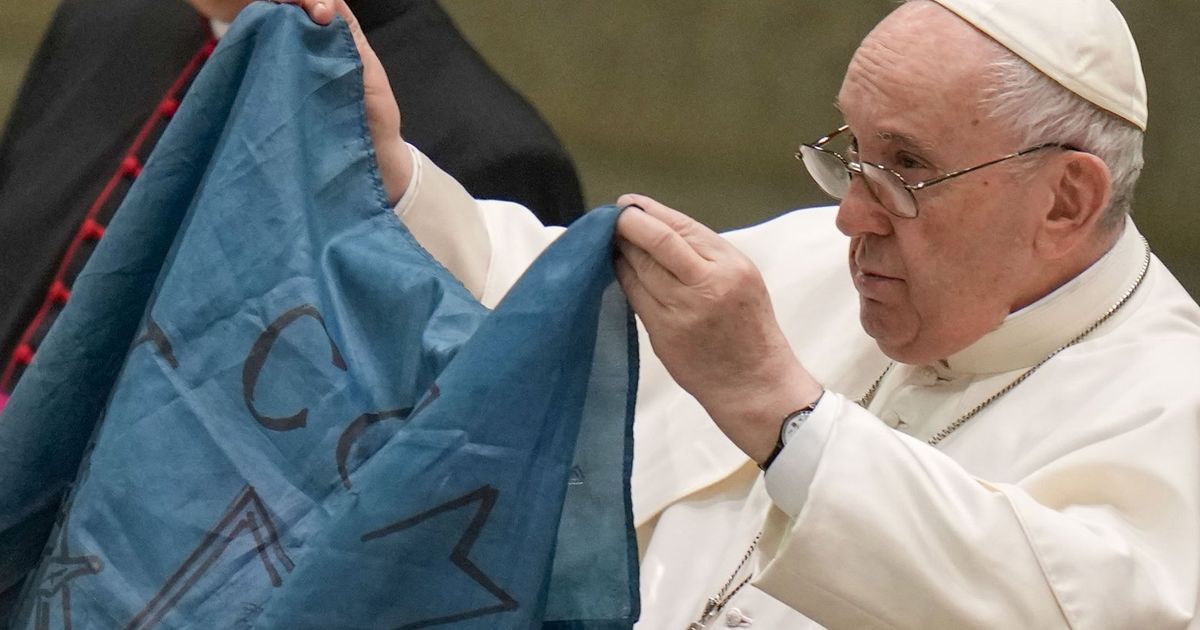 Pope Francis Kisses Ukrainian Flag From ‘martyred Bucha The Seattle Times 