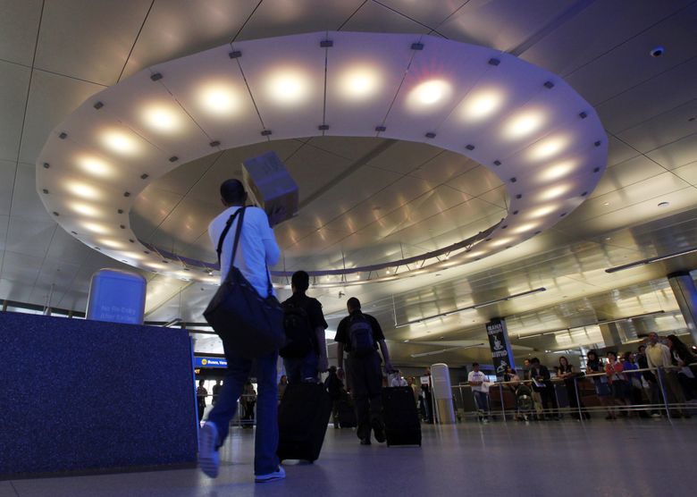 随着其他国家放弃他们的规定，旅行者和行业团体渴望改变 COVID 测试规则——或者至少找出它会执行多长时间。 在飞往美国前一天内对冠状病毒进行阴性检测的要求似乎一直存在。 上图是 2010 年抵达的国际旅客前往洛杉矶国际机场的亲朋好友。 （里德撒克逊/美联社，档案）