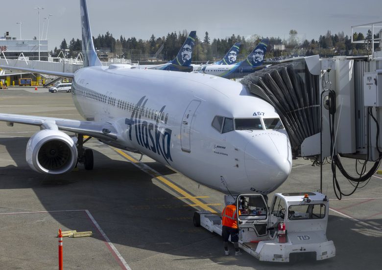 阿拉斯加航空公司的一架喷气式飞机准备在 4 月初在西雅图-塔科马国际机场起飞。 （艾伦 M. 班纳 / 西雅图时报）