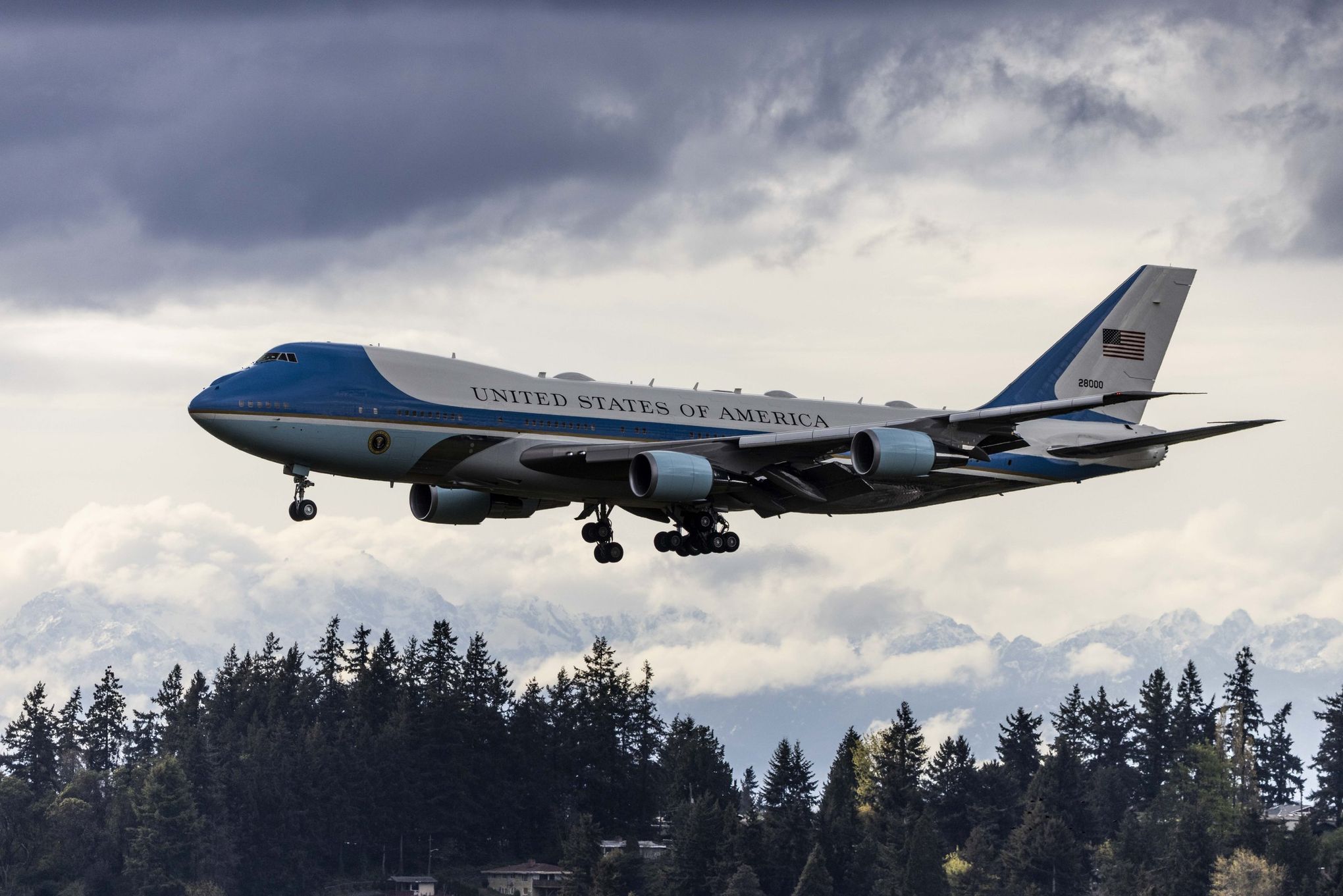 https://images.seattletimes.com/wp-content/uploads/2022/04/04212022_Biden-Arrives-at-SeaTac-Gallery_194234.jpg?d=2040x1361
