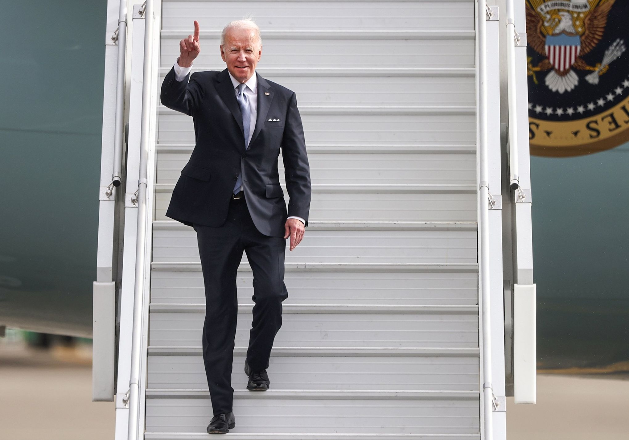 https://images.seattletimes.com/wp-content/uploads/2022/04/04212022_Biden-Arrives-at-SeaTac_175406.jpg?d=2040x1427