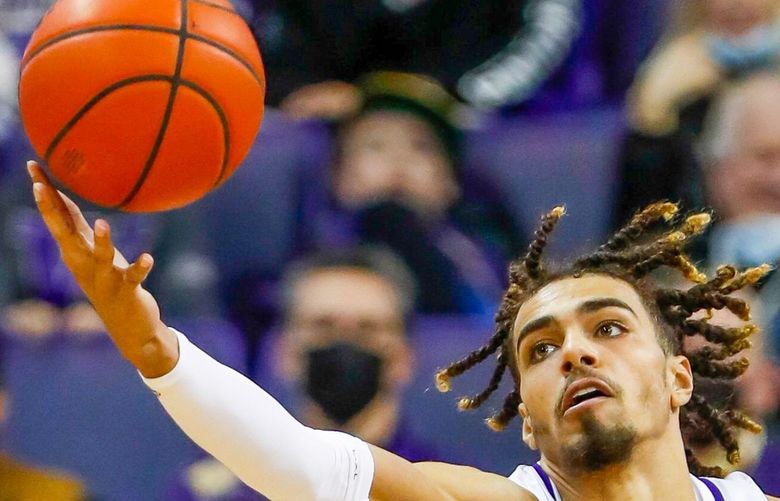 Alaska Airlines Arena at Hec Edmundson Pavilion – University of Washington Huskies menís basketball vs. University of Utah Utes – 012922
Washington Huskies forward Emmitt Matthews Jr. stretches out for a rebound during the first half Saturday, Jan. 29, 2022 in Seattle, Wash. 219415 219415