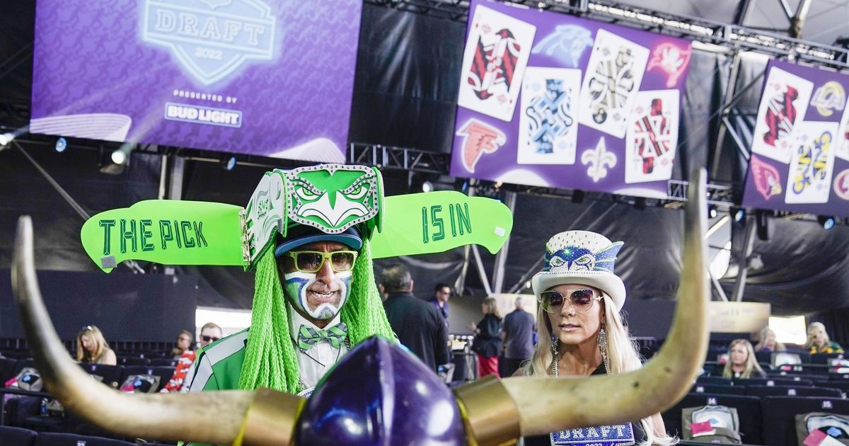 Kitsap fans watch NFL Draft with Seahawk players