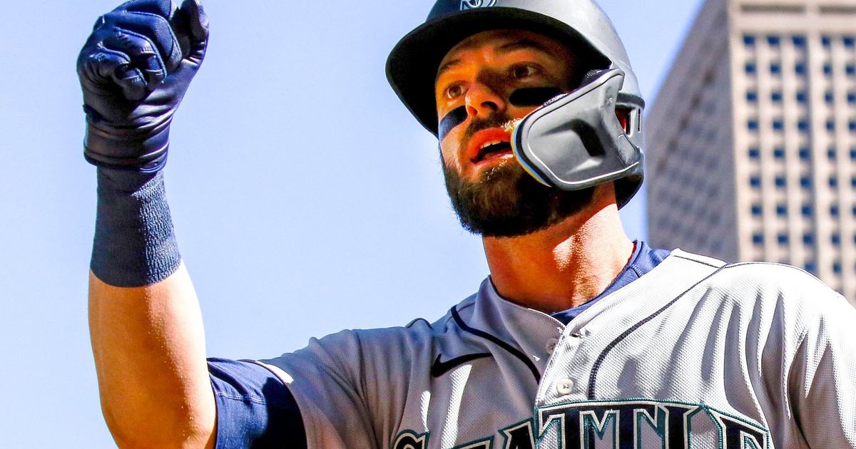 Mitch Haniger forced to leave Mariners game after fouling a ball off his  knee