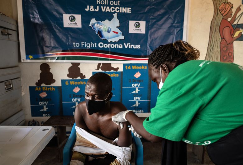 24 岁的 Alorovictor Bernard 于 2021 年 10 月 19 日在南苏丹朱巴的 Gurey 初级卫生保健中心从 38 岁的 Eva Nasser 那里接受强生冠状病毒疫苗。南苏丹已经注射了数千针由美国捐赠的疫苗. （林西·阿达里奥 / 纽约时报）