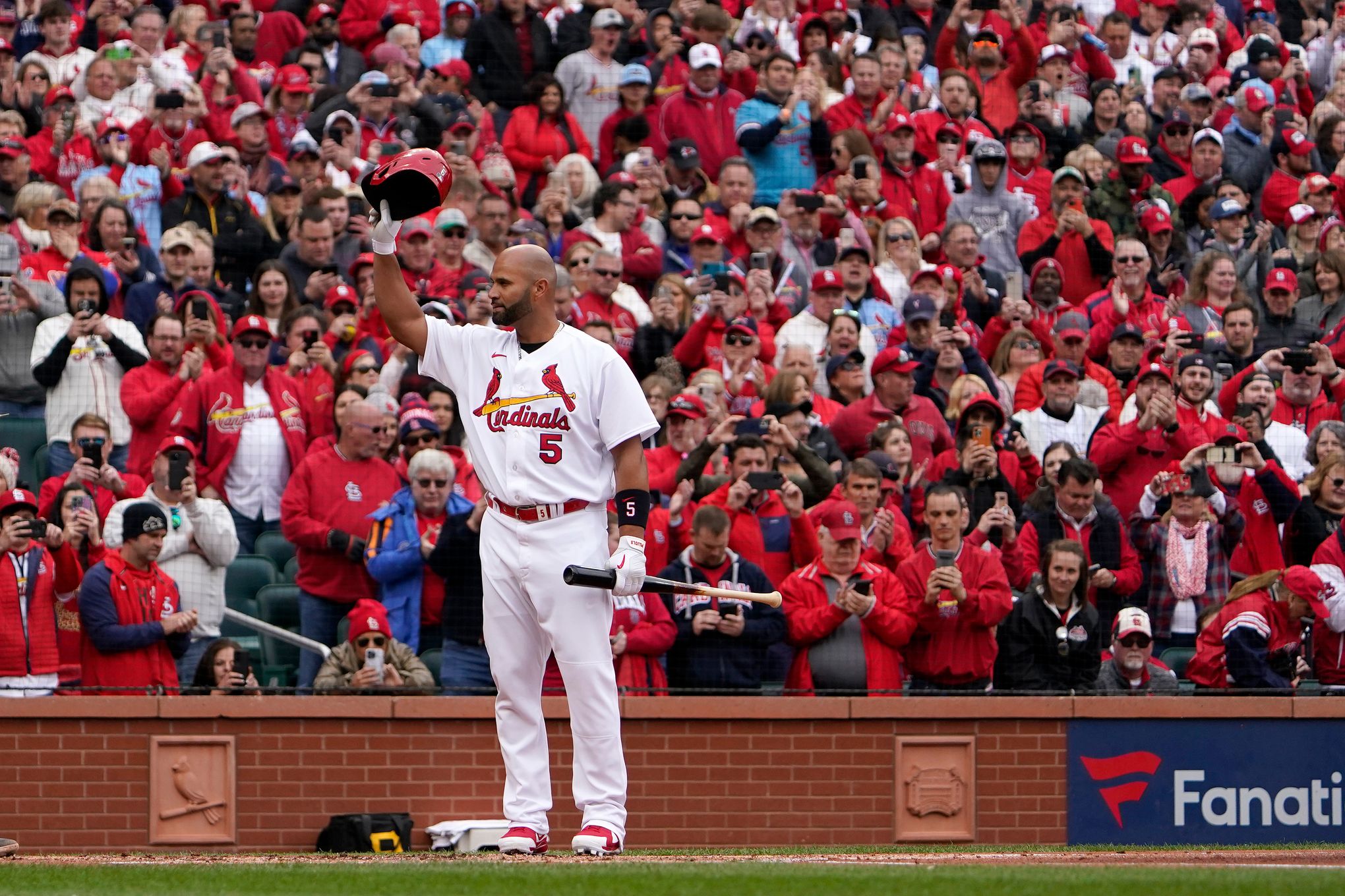 Cardinals fans celebrate Pujols and Molina during final game