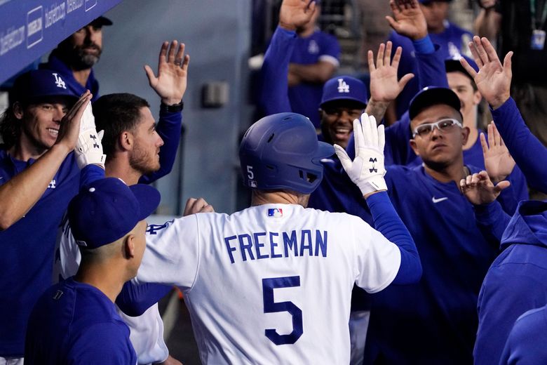 Freddie Freeman gets standing ovation in Dodgers Stadium debut