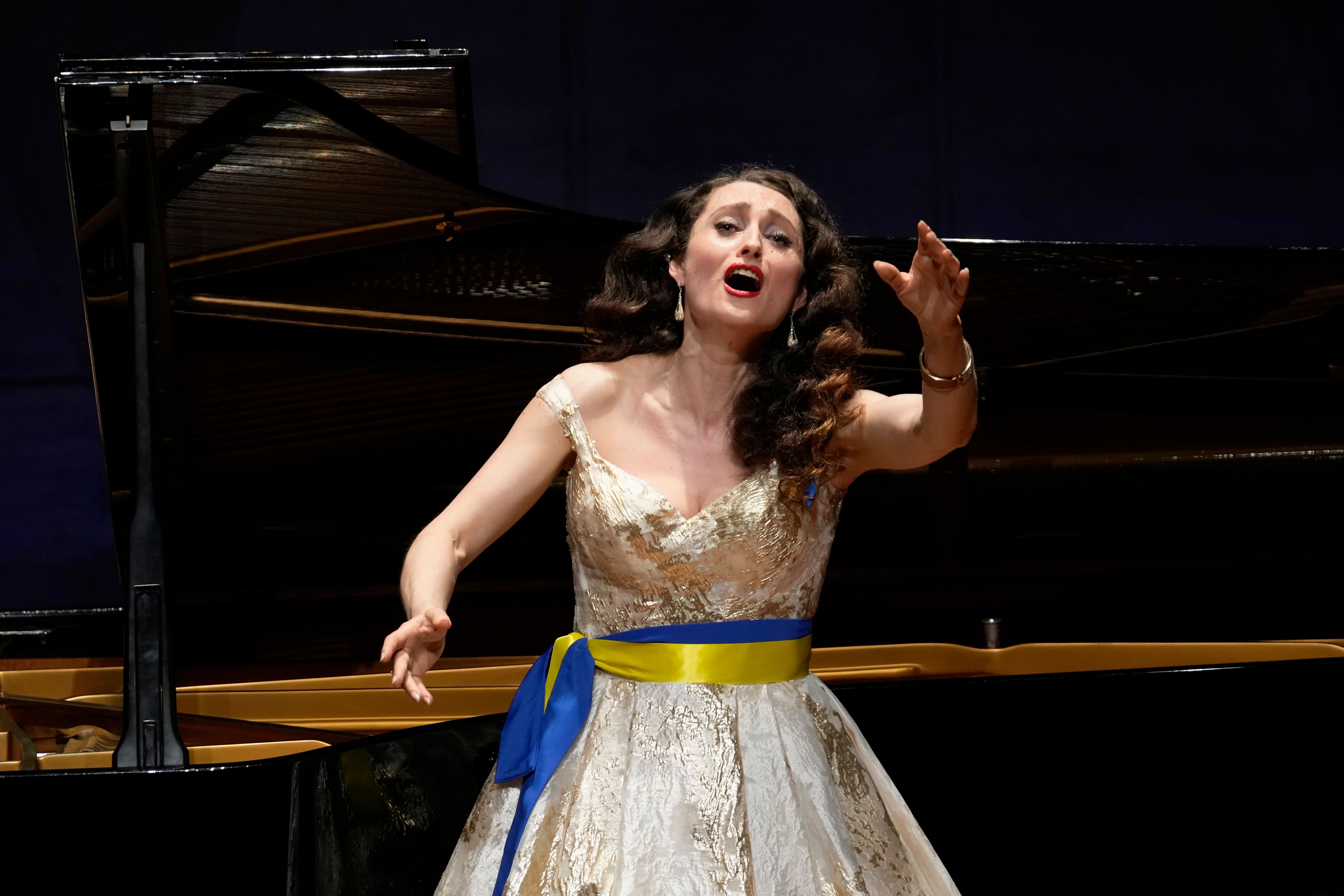 Ukrainian opera singer in Japan prays for peace in melody | The