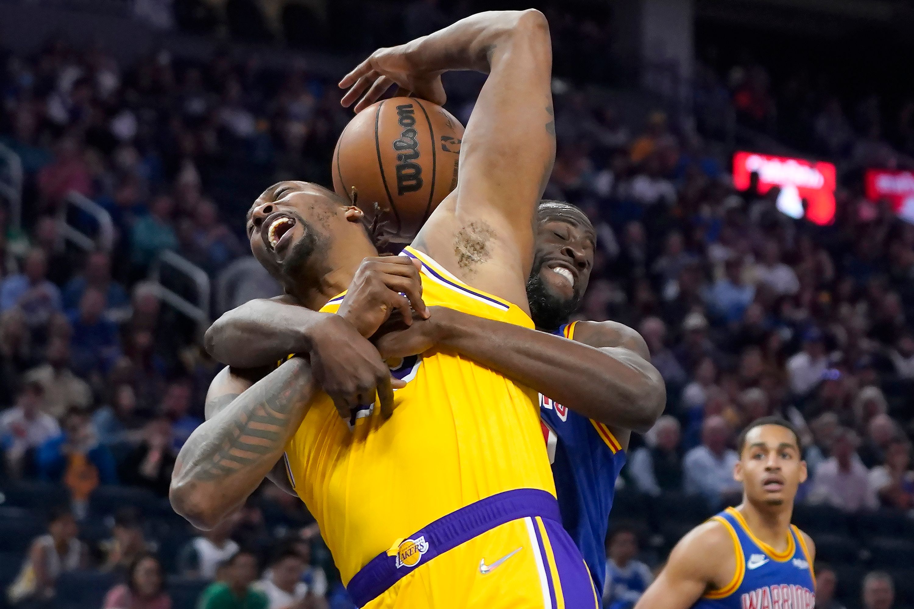 Thompson scores 33 Warriors beat Lakers to win third in row The