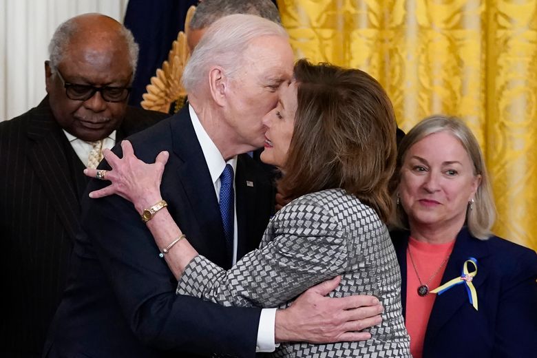周二，在白宫举行的平价医疗法案活动中，总统乔·拜登亲吻了加利福尼亚州的众议院议长南希·佩洛西。 左边是众议院多数党鞭子 James Clyburn，DS.C.，右边是众议员 Susan Wild，D-Pa。 佩洛西的发言人德鲁·哈米尔周四在推特上说，佩洛西的 COVID-19 检测呈阳性，目前没有症状。 （卡罗琳卡斯特/美联社）