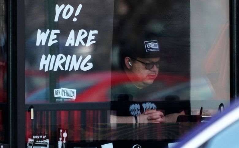 周五，伊利诺伊州绍姆堡的一家餐馆里张贴着招聘标志。 由于裁员人数仍处于历史低位，上周申请失业救济的美国人减少。 （美联社照片/Nam Y. Huh）