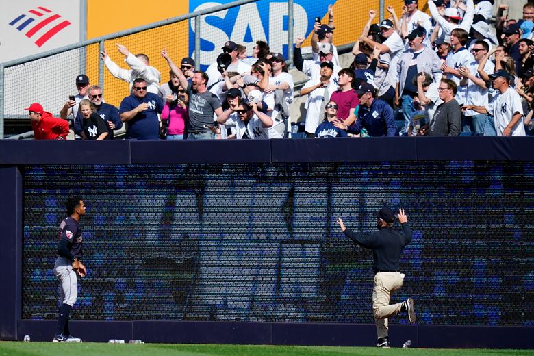 Yanks fans pelt Cleveland outfielders with debris after win