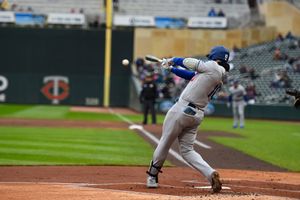 Clayton Kershaw perfect for 7 as Dodgers dust Twins