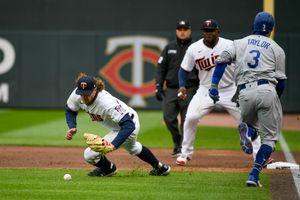 Clayton Kershaw perfect for 7 as Dodgers dust Twins