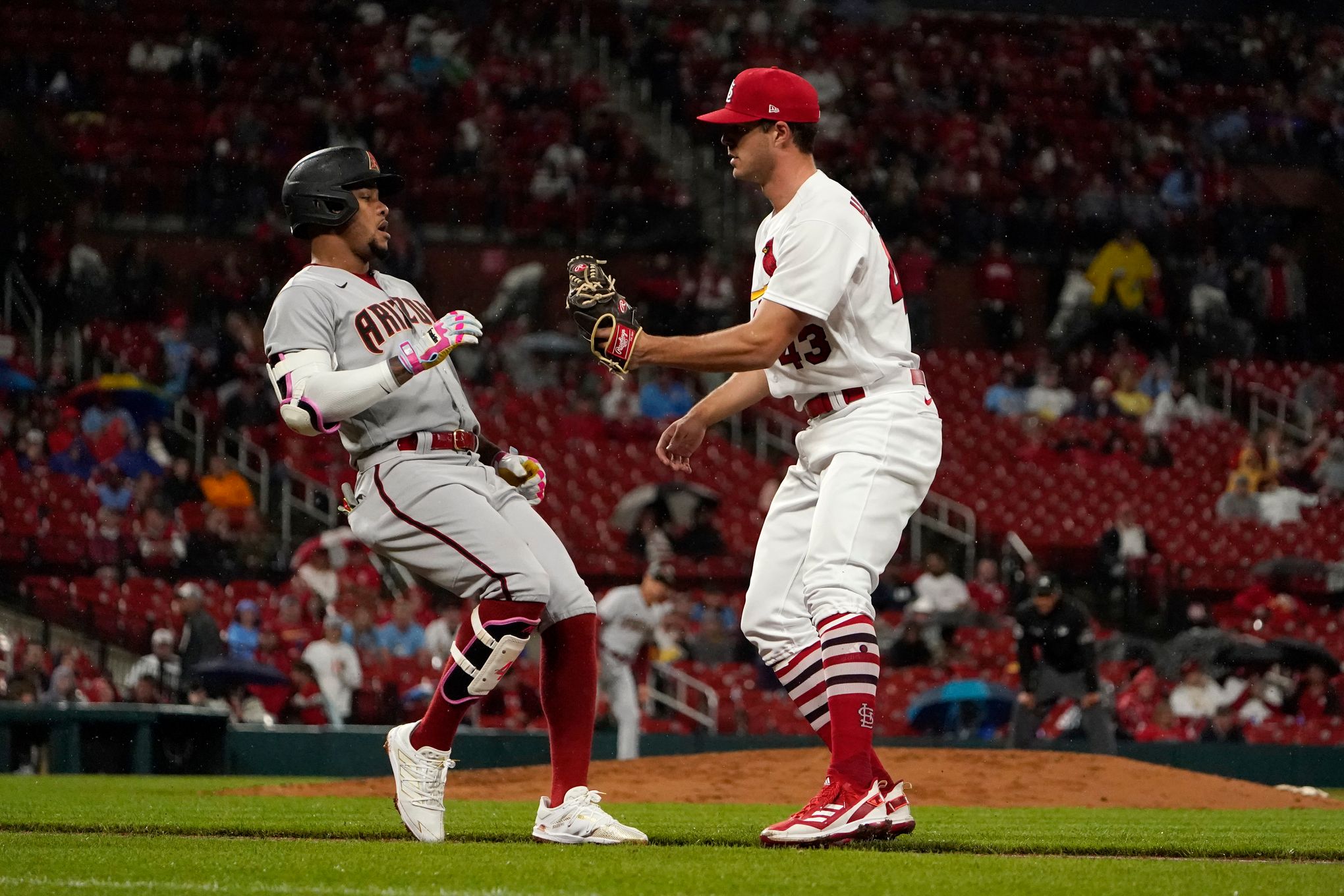 Bader's infield single lifts Cardinals past Giants 2-1