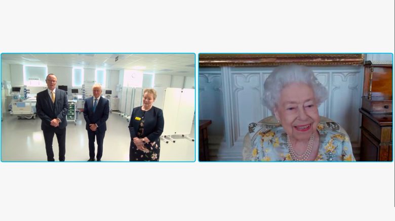 在这张白金汉宫于 2022 年 4 月 10 日星期日发布的视频中，英国女王伊丽莎白二世与该单元建设项目主管杰夫·巴利 (Jeff Barley) 交谈； 2022 年 4 月 6 日星期三，Wates Group 董事总经理 Paul Chandler 和伦敦皇家医院首席执行官 Jackie Sullivan 在视频链接电话和虚拟访问伦敦皇家医院期间，庆祝该医院的伊丽莎白女王病房正式开业. （白金汉宫通过美联社）