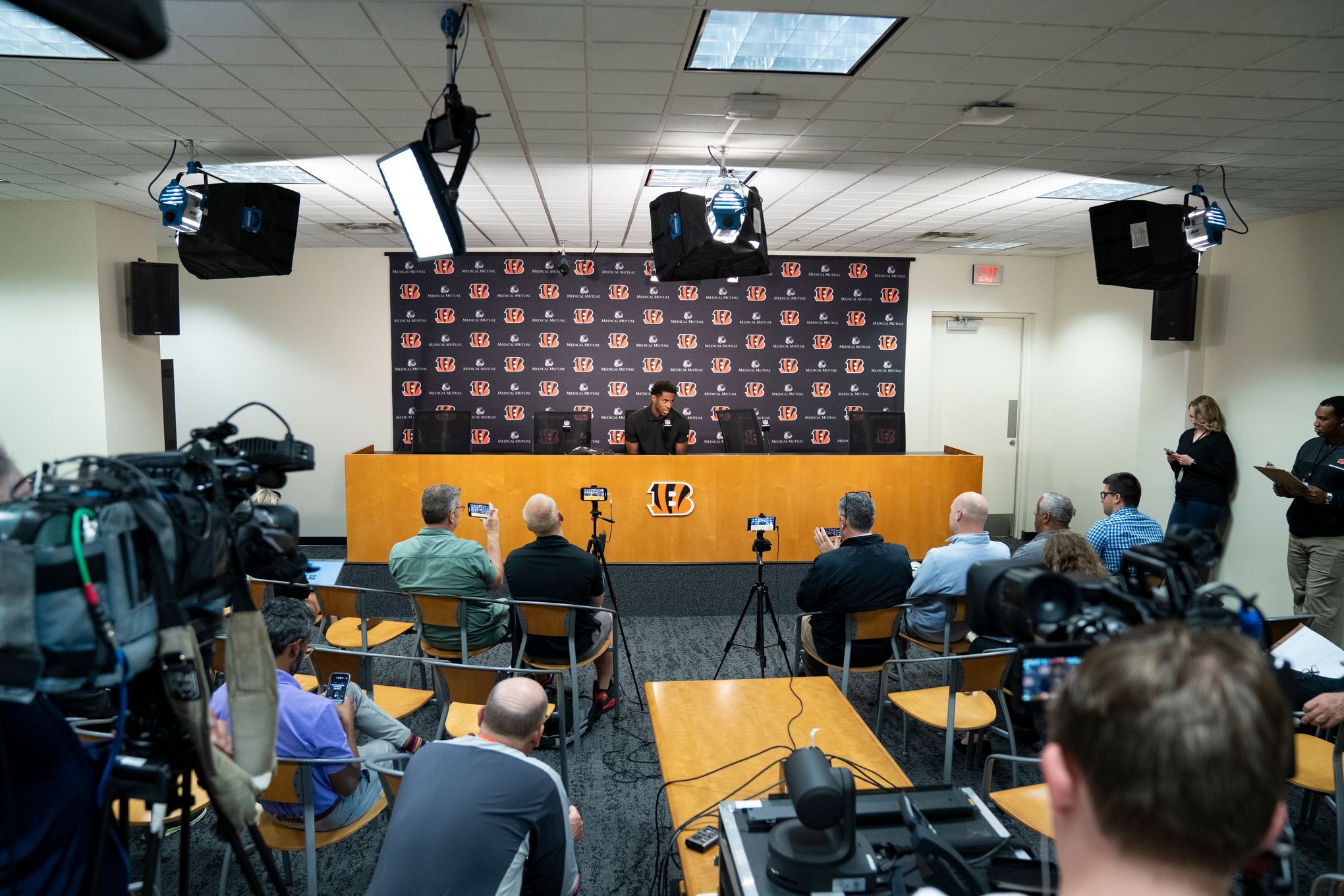 Cincinnati Bengals head coach Zac Taylor, right, holds up a team jersey  with Daxton Hill for a photo after introducing him as the NFL football  team's first round pick in the 2022