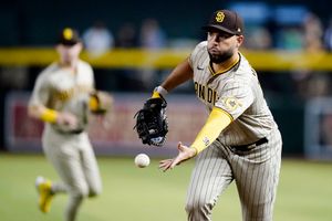 Manaea brilliant on mound, Padres top Diamondbacks 3-0