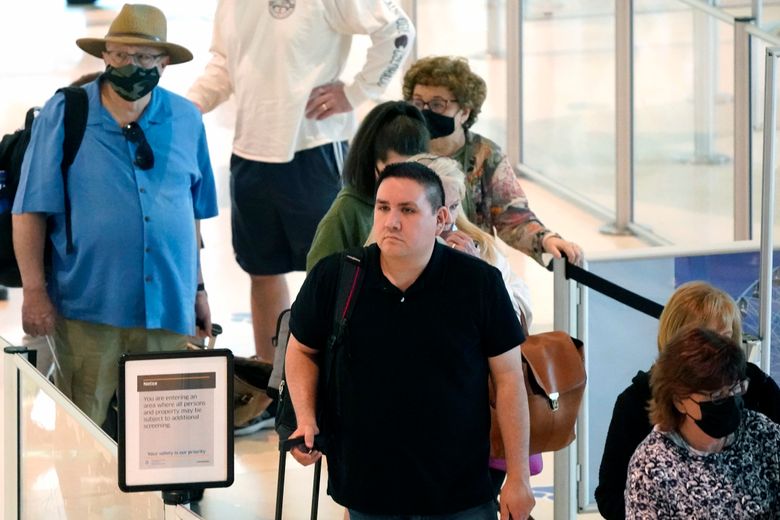 周二，旅客们在达拉斯的 Love Field 排队等候。 在佛罗里达州的一名法官取消了 CDC 的授权并且美国运输安全管理局宣布不会执行其 2021 年安全指令后，主要航空公司和许多最繁忙的机场都放弃了对口罩的要求。 （LM Otero /美联社）