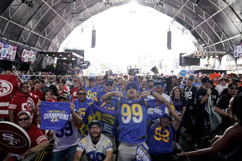 Former Wisconsin Badgers Linemen David Edwards and Rob Havenstein Become  Super Bowl Champions