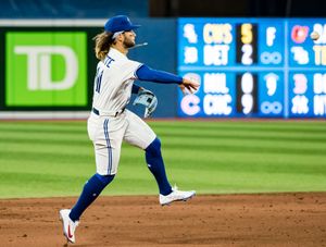 Espinal delivers go-ahead hit, Blue Jays beat Rangers 4-3 - Seattle Sports