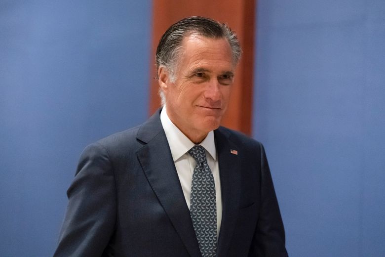 文件 - 犹他州参议员米特·罗姆尼 (Mitt Romney) 于 2022 年 3 月 16 日在华盛顿观看乌克兰总统沃洛迪米尔·泽连斯基 (Volodymyr Zelenskyy) 在美国国会大厦现场直播的演讲。两党参议院谈判者已同意一项精简的 100 亿美元一揽子计划4 月 4 日星期一，熟悉会谈的民主党人和共和党人表示，为了对抗 COVID-19，但没有任何资金帮助国外国家抗击这一流行病。（美联社照片/Alex Brandon，档案）