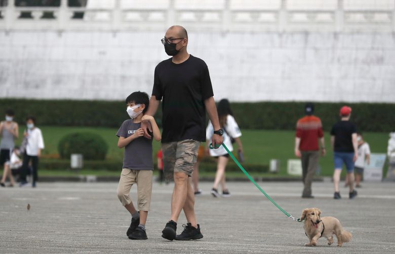 2022 年 4 月 27 日，星期三，人们戴着口罩以防止冠状病毒在台湾台北的传播。（美联社照片/蒋英英）