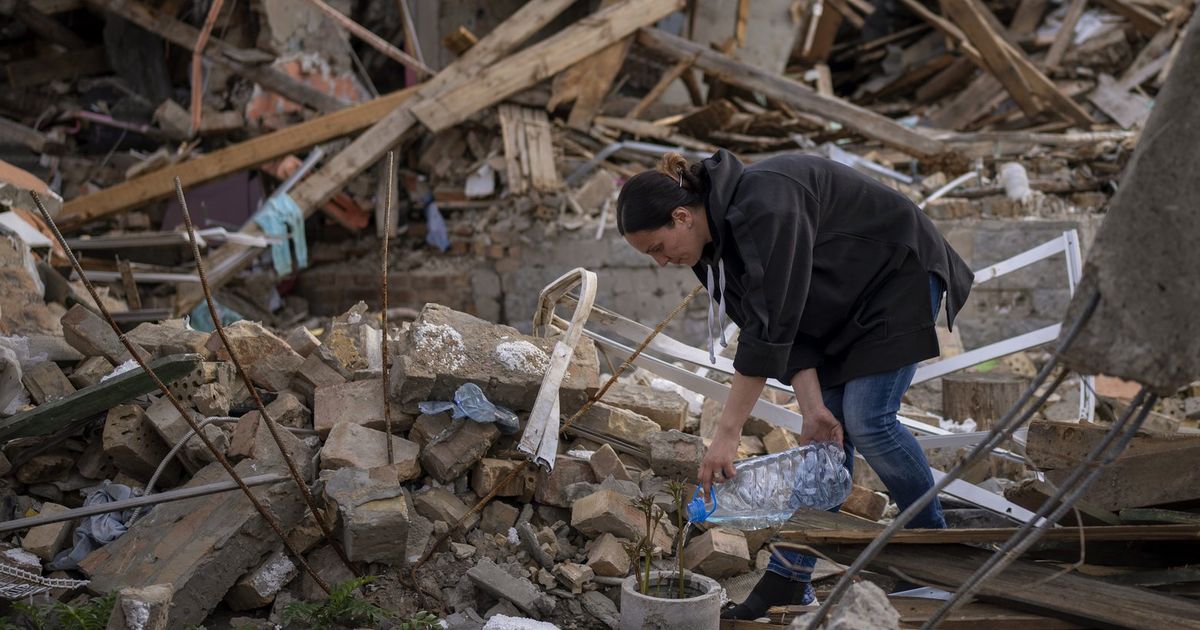 AP PHOTOS Hope amid a few surviving flowers in Ukraine city The