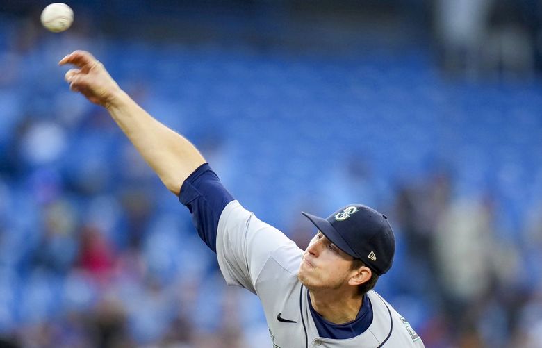Seattle Mariners pitcher Chris Flexen throws during first inning against the Blue Jays in Toronto, Monday, May 16, 2022. (Nathan Denette/The Canadian Press via AP) NSD507