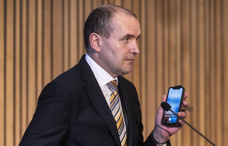 Thursday, May 19, 2022. While giving his keynote speech the President of Iceland, Dr. Guðni Th. Jóhannesson listens to Siri after asking her if she can speak the Icelantic lauguage. (she can’t). He was the keynote speaker at the Nordic Museum’s Nordic Innovation Summit today. 220422